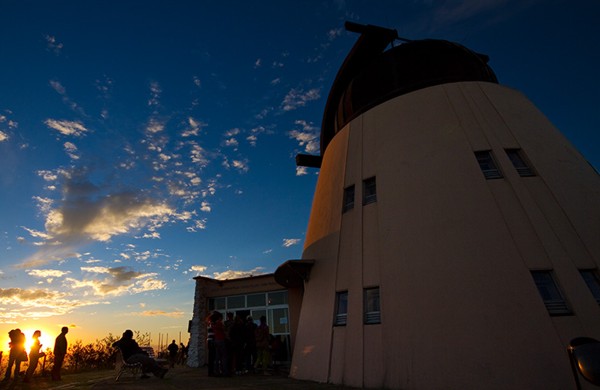  Agosto/12 - Pôr do Sol aos pés do Observatório (2) -
        Luiz Lage (fotógrafo e astrônomo amador)
  
        Mais uma imagem linda de um 'por do Sol aos pés do frei Rosário'
